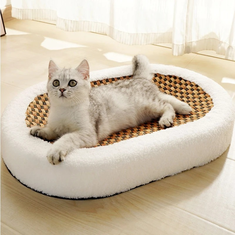 Cat Scratch Lounge - Plush cat bed with scratchable surface